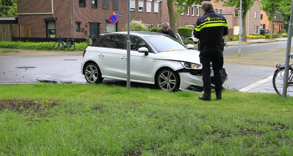 Auto botst in flank en draait om na ongeval - Foto 13