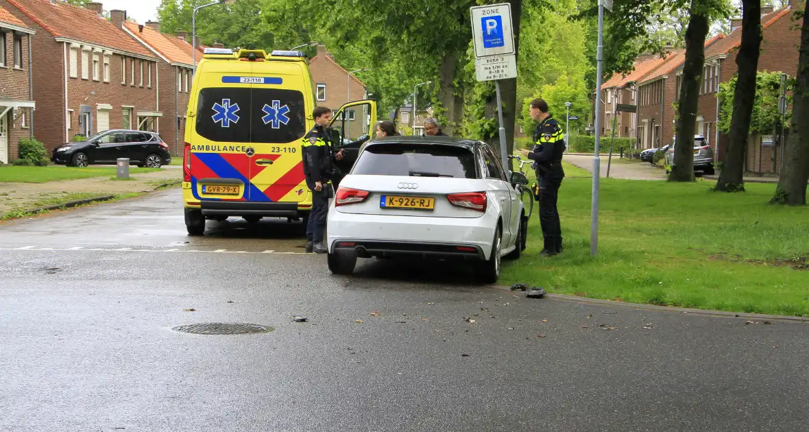 Auto botst in flank en draait om na ongeval - Foto 14
