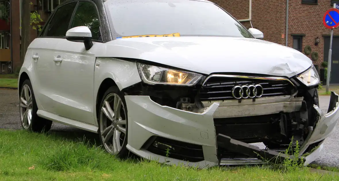 Auto botst in flank en draait om na ongeval - Foto 15