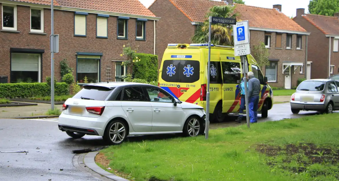 Auto botst in flank en draait om na ongeval - Foto 16