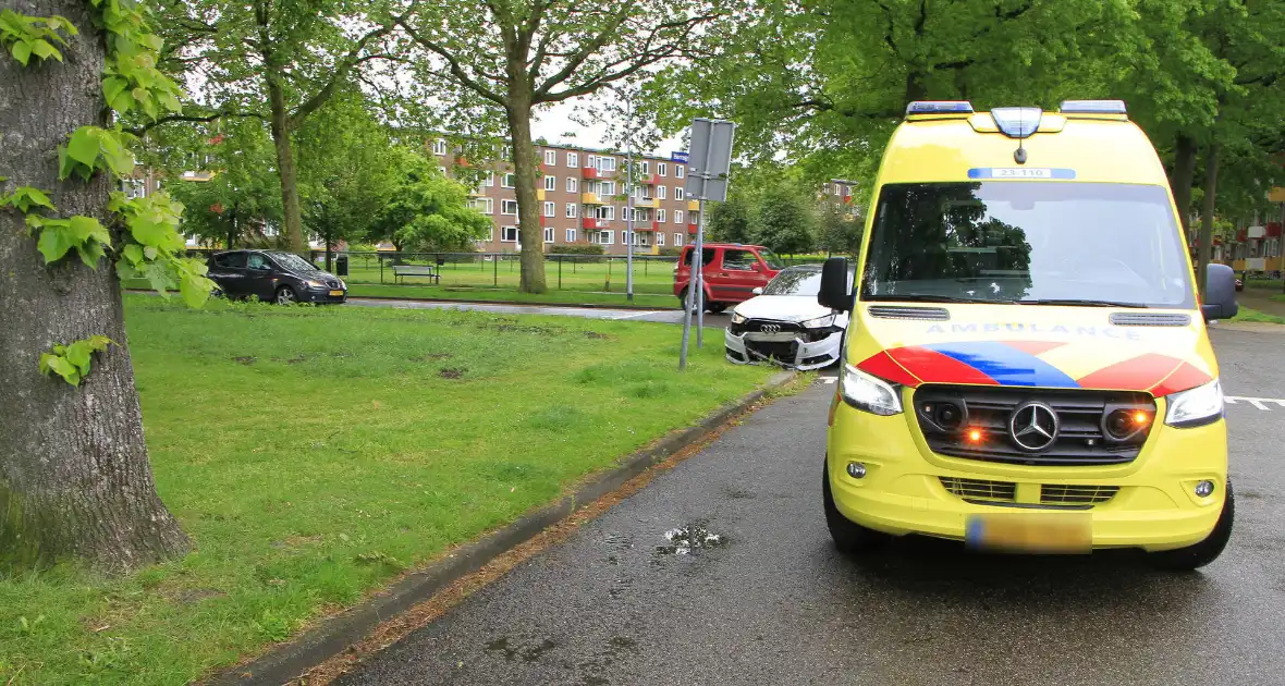 Auto botst in flank en draait om na ongeval - Foto 2