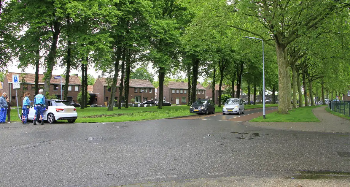 Auto botst in flank en draait om na ongeval - Foto 3