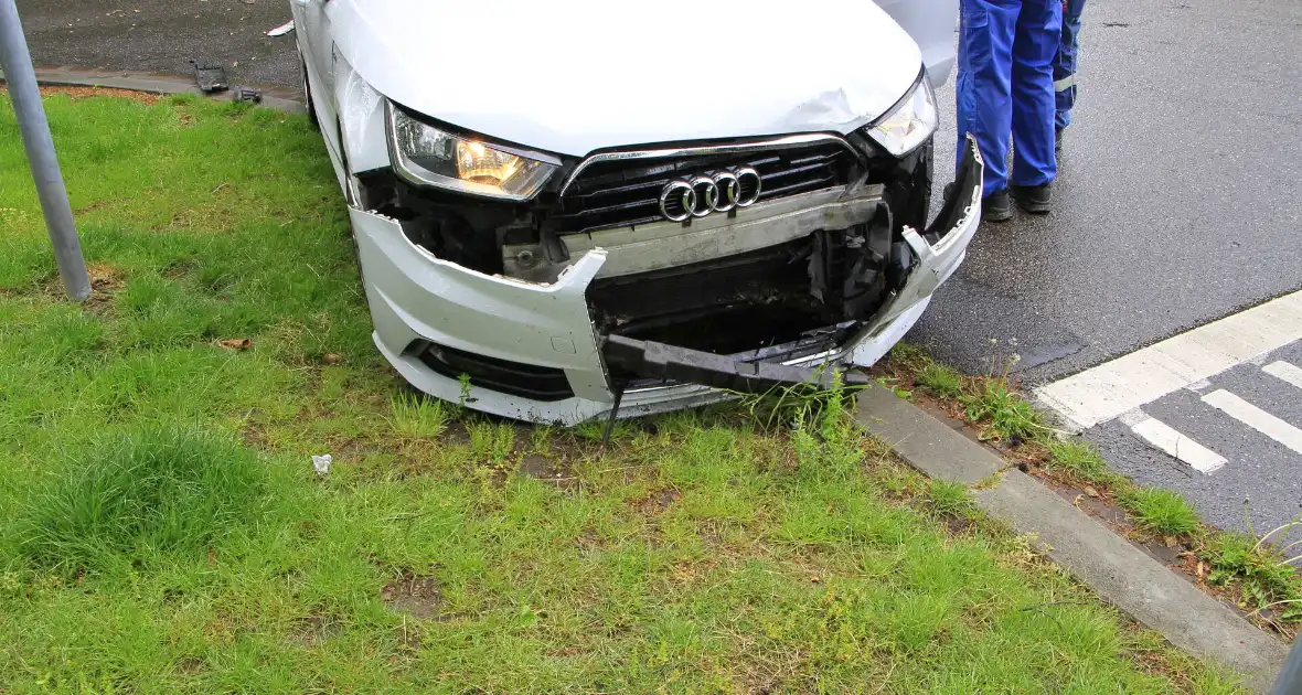 Auto botst in flank en draait om na ongeval - Foto 4
