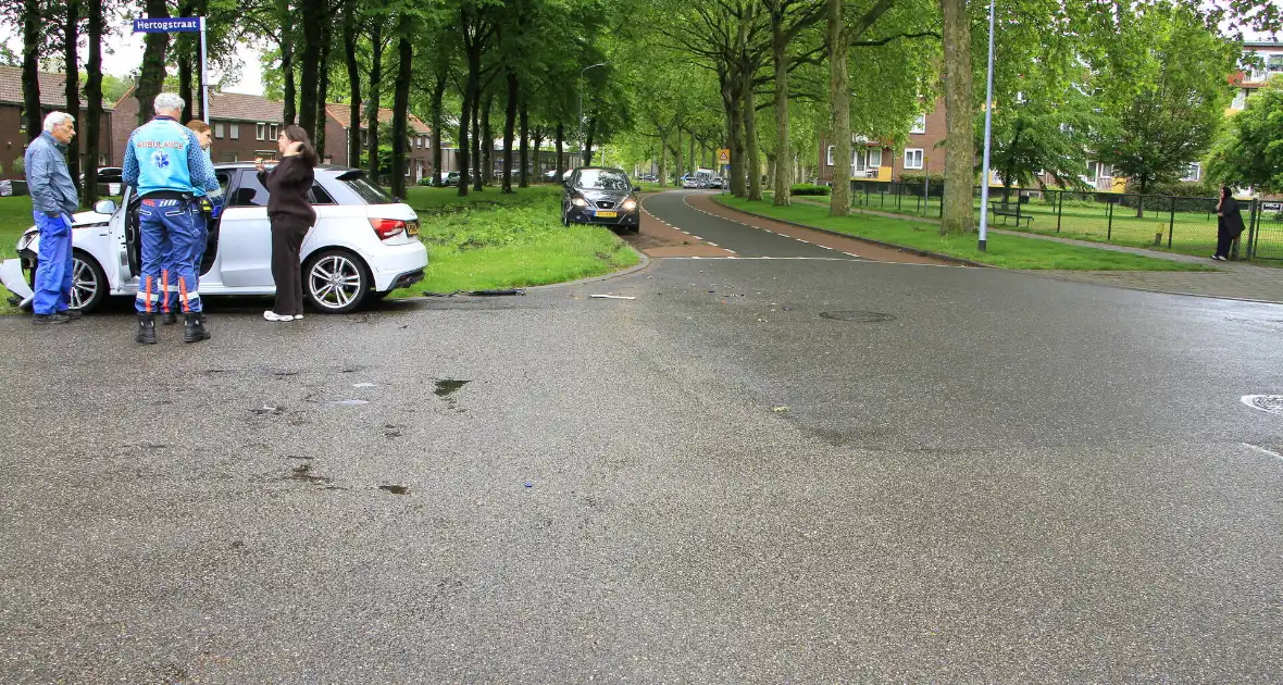 Auto botst in flank en draait om na ongeval - Foto 5
