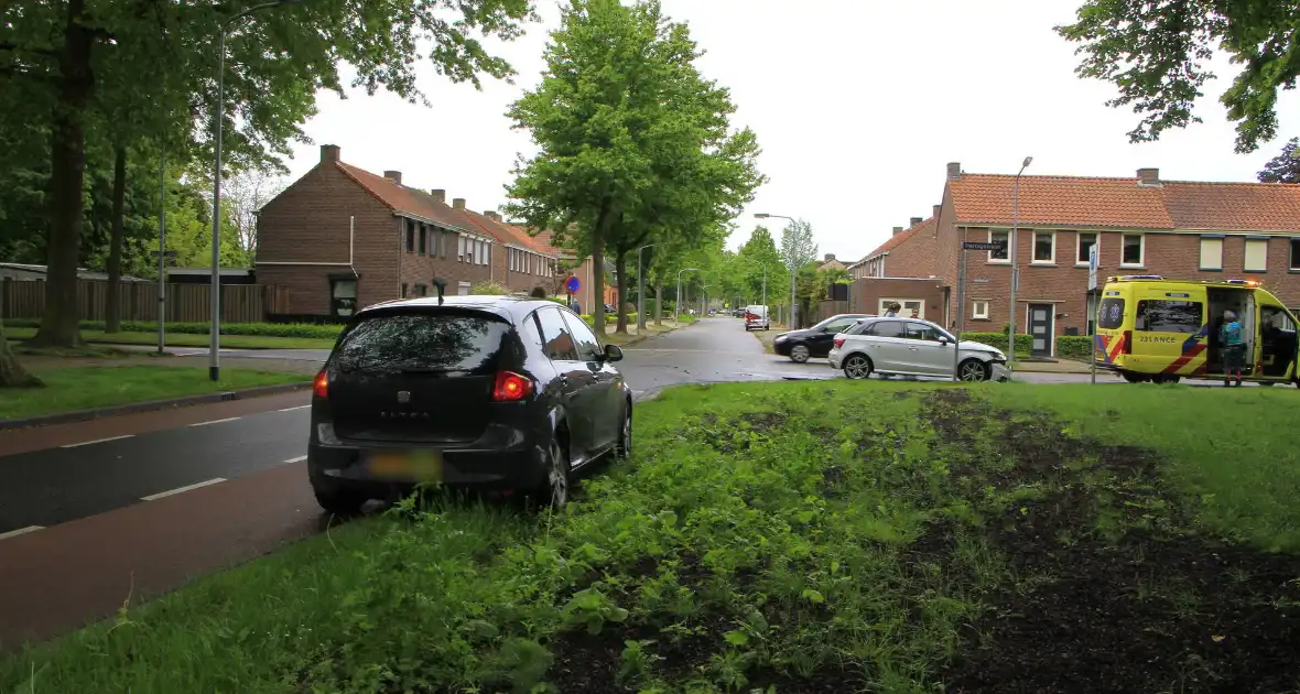 Auto botst in flank en draait om na ongeval - Foto 6