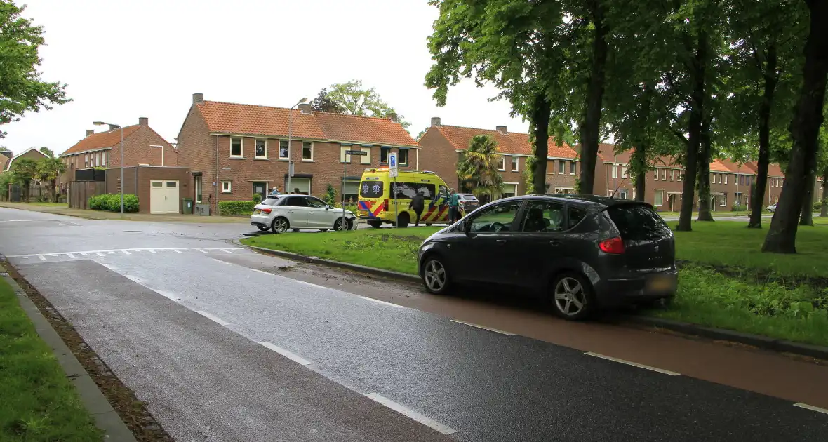 Auto botst in flank en draait om na ongeval - Foto 7