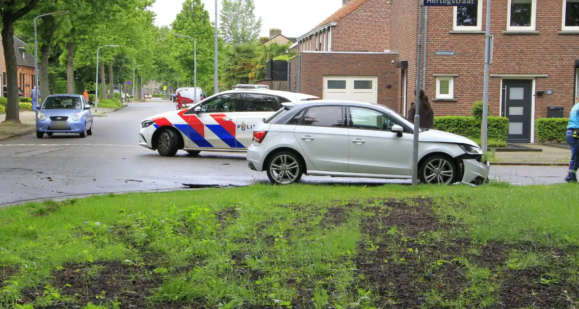 Auto botst in flank en draait om na ongeval - Foto 8