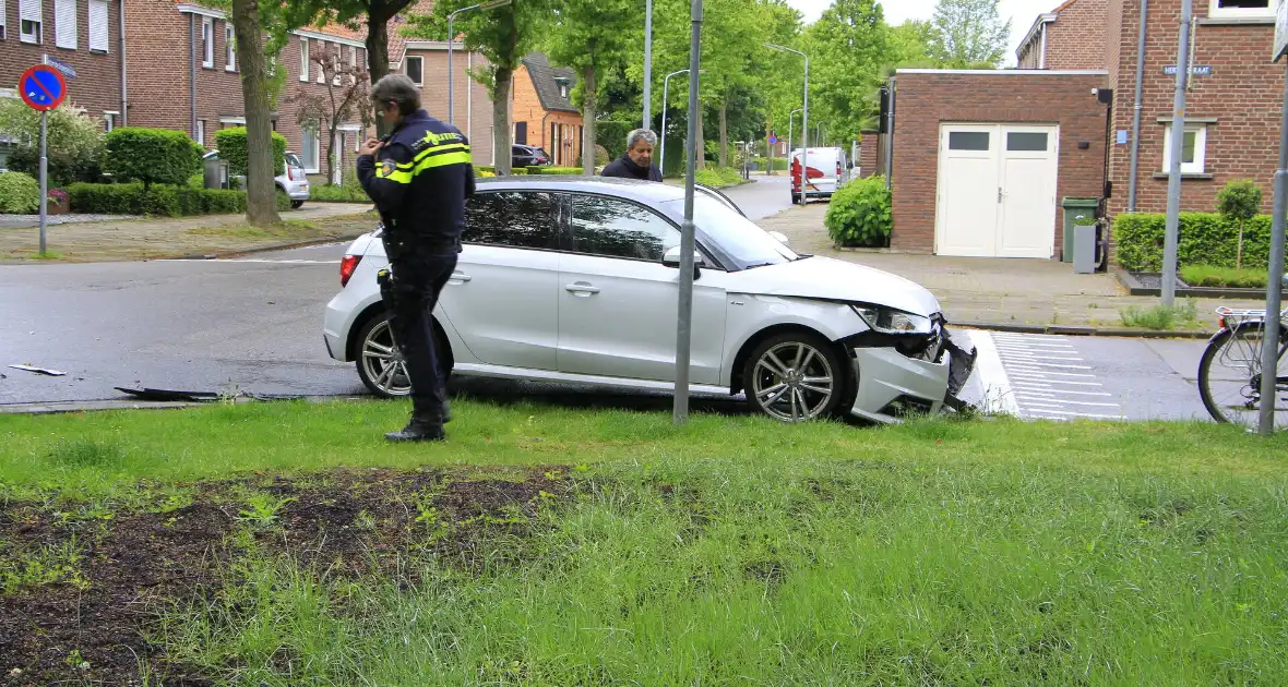 Auto botst in flank en draait om na ongeval - Foto 9