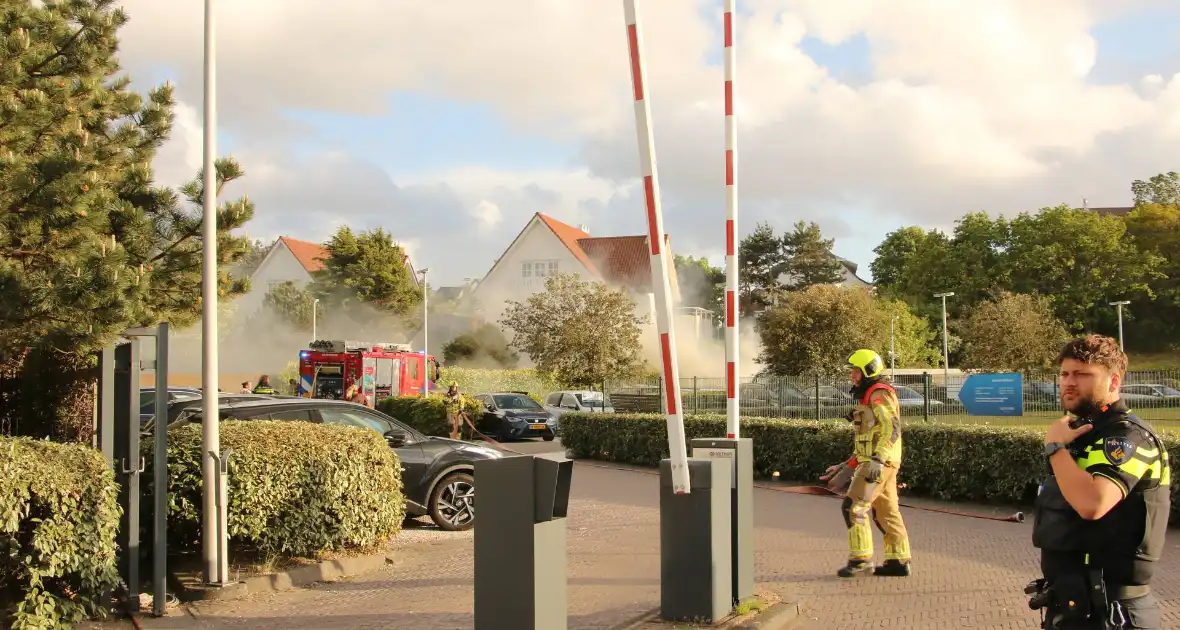 Drie elektrische voertuigen in brand op parkeerplaats - Foto 1