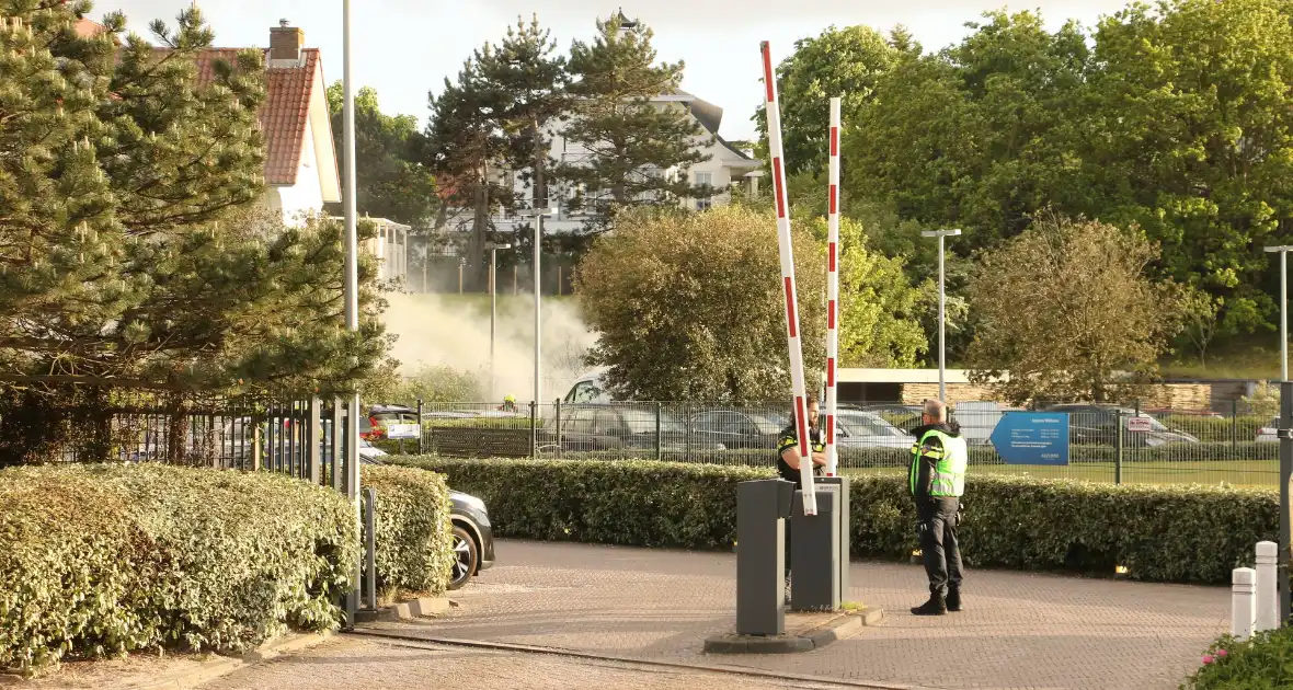 Drie elektrische voertuigen in brand op parkeerplaats - Foto 2