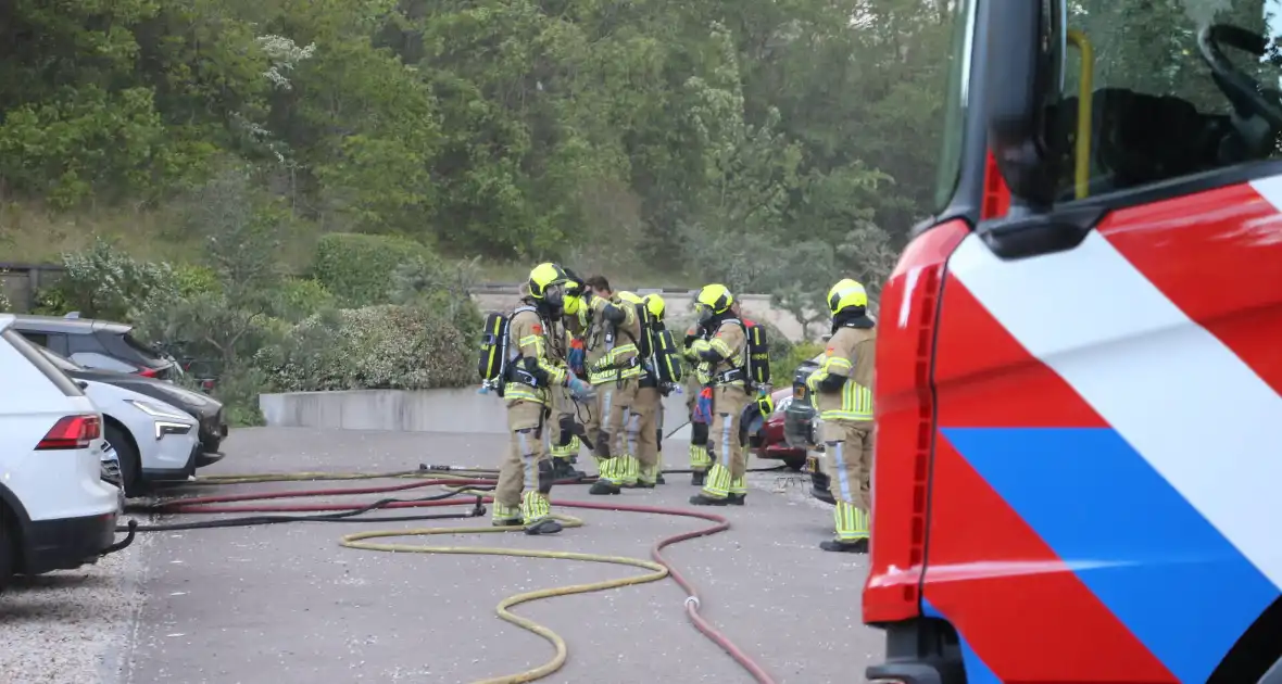 Drie elektrische voertuigen in brand op parkeerplaats - Foto 3