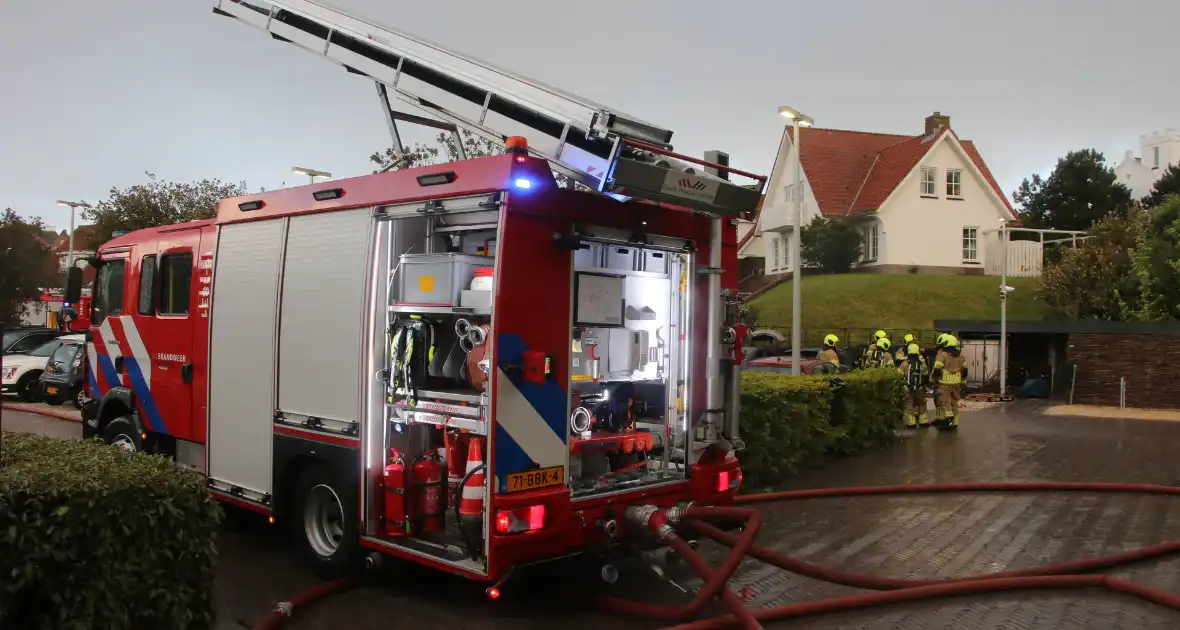 Drie elektrische voertuigen in brand op parkeerplaats - Foto 4