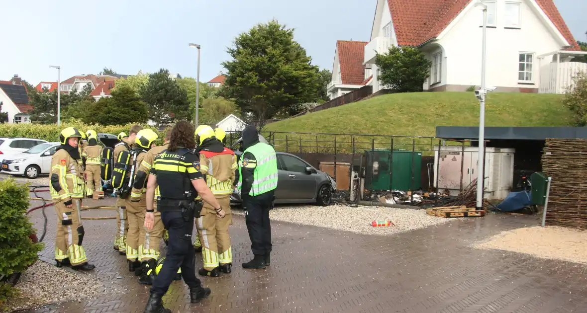 Drie elektrische voertuigen in brand op parkeerplaats - Foto 6