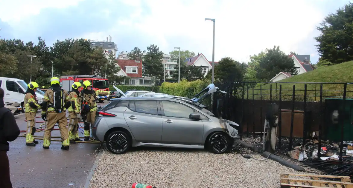 Drie elektrische voertuigen in brand op parkeerplaats - Foto 7