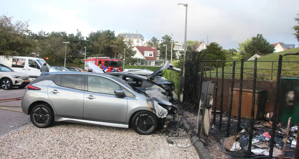 Drie elektrische voertuigen in brand op parkeerplaats - Foto 8