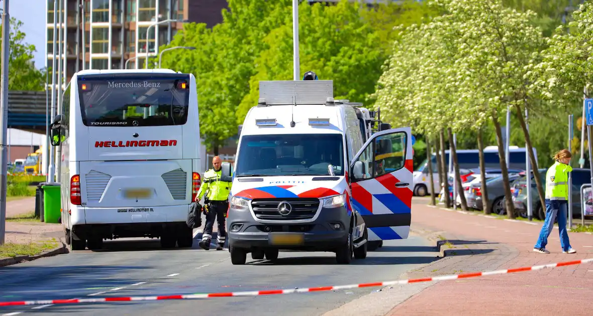 Chauffeur aangehouden nadat fiets onder touringcar belandt