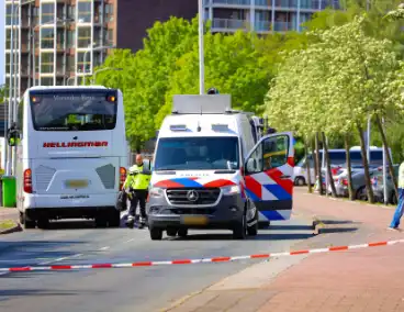 Chauffeur aangehouden nadat fiets onder touringcar belandt