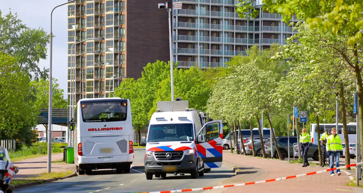 Chauffeur aangehouden nadat fiets onder touringcar belandt - Foto 1