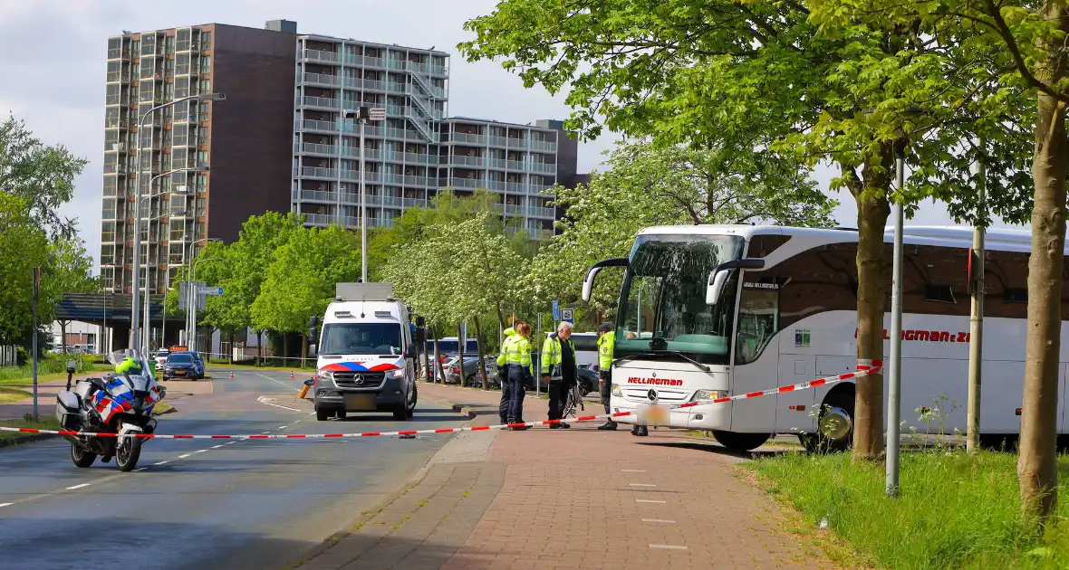Chauffeur aangehouden nadat fiets onder touringcar belandt - Foto 2