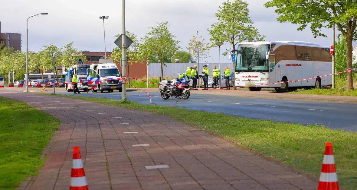 Chauffeur aangehouden nadat fiets onder touringcar belandt - Foto 3