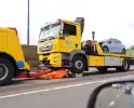 Wegdek vol olie na aanrijding tussen camper en bergingsvoertuig