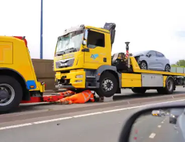 Wegdek vol olie na aanrijding tussen camper en bergingsvoertuig