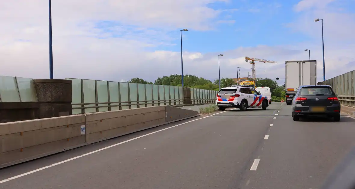 Wegdek vol olie na aanrijding tussen camper en bergingsvoertuig - Foto 1