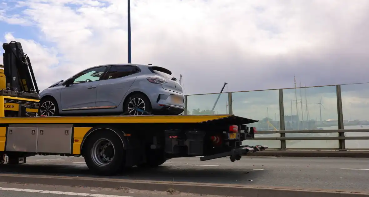 Wegdek vol olie na aanrijding tussen camper en bergingsvoertuig - Foto 2