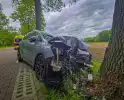Auto botst frontaal tegen boom twee gewonden