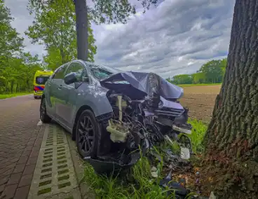Auto botst frontaal tegen boom twee gewonden