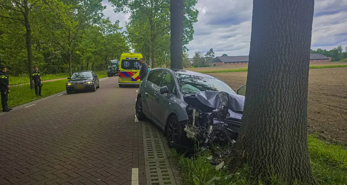 Auto botst frontaal tegen boom twee gewonden - Foto 2