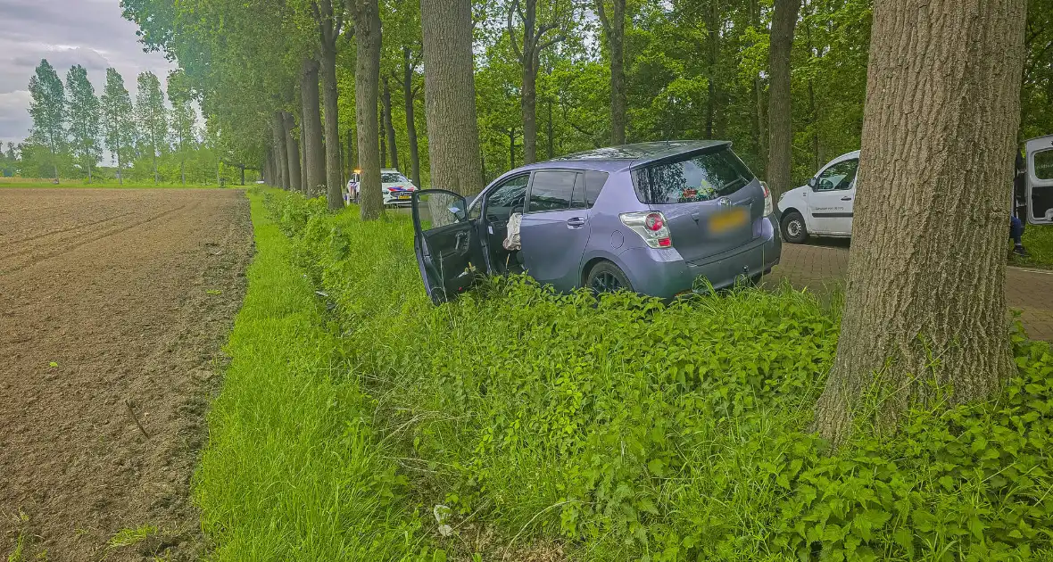 Auto botst frontaal tegen boom twee gewonden - Foto 5