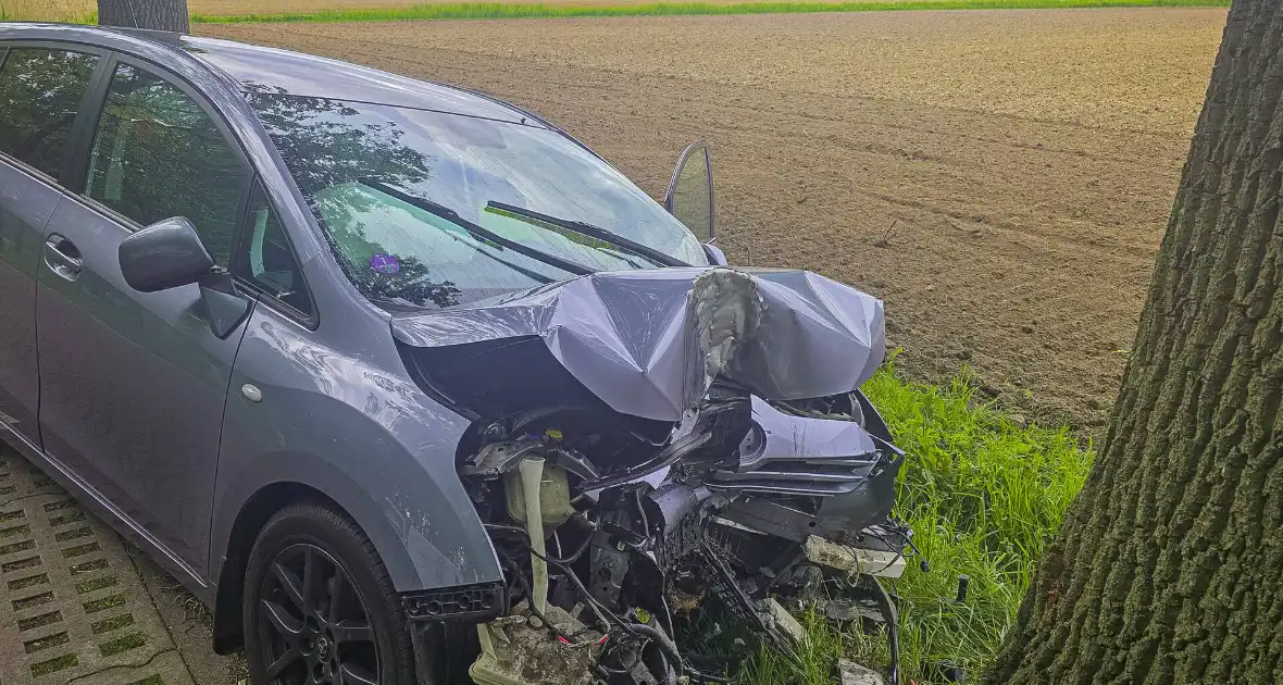 Auto botst frontaal tegen boom twee gewonden - Foto 6