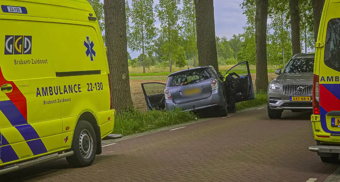 Auto botst frontaal tegen boom twee gewonden - Foto 7