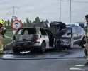 Auto's vliegen in brand na frontale botsing