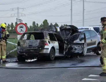 Auto's vliegen in brand na frontale botsing