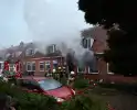 Bewoner ontsnapt via dak aan uitslaande brand
