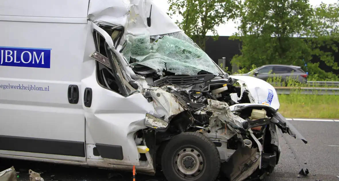 Zware aanrijding tussen bestelbus en vrachtwagen
