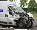 Zware aanrijding tussen bestelbus en vrachtwagen