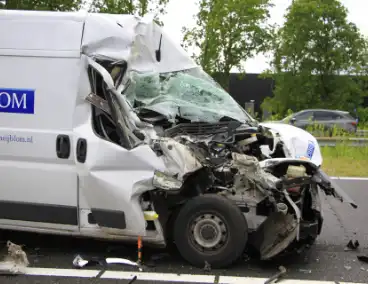 Zware aanrijding tussen bestelbus en vrachtwagen