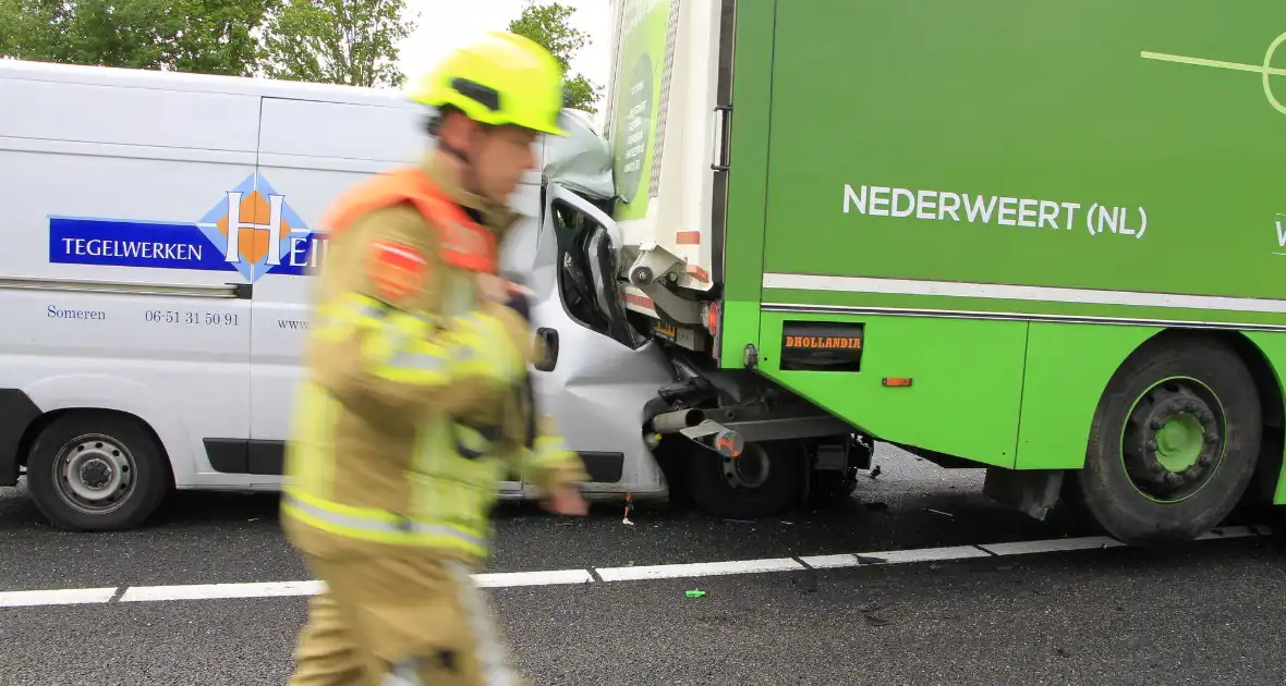 Zware aanrijding tussen bestelbus en vrachtwagen - Foto 1