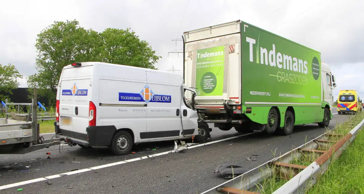 Zware aanrijding tussen bestelbus en vrachtwagen - Foto 10