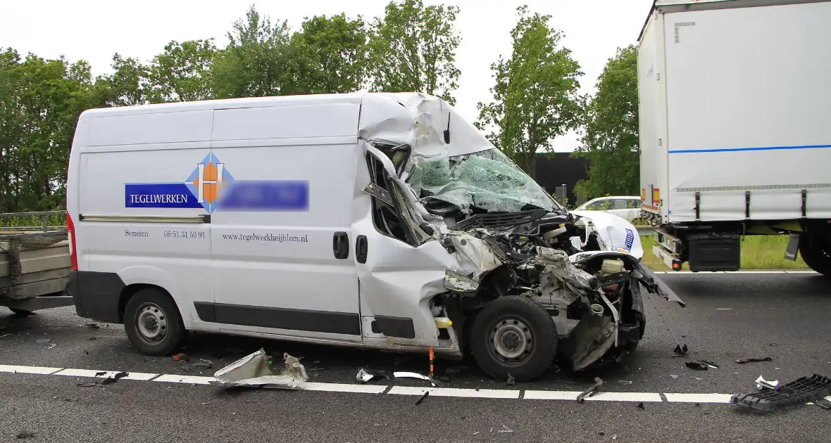 Zware aanrijding tussen bestelbus en vrachtwagen - Foto 11
