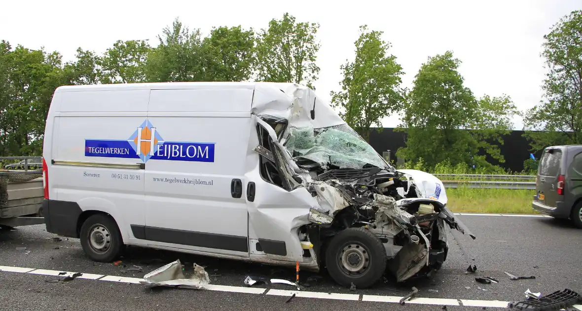Zware aanrijding tussen bestelbus en vrachtwagen - Foto 12