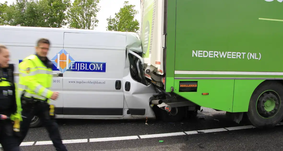 Zware aanrijding tussen bestelbus en vrachtwagen - Foto 13