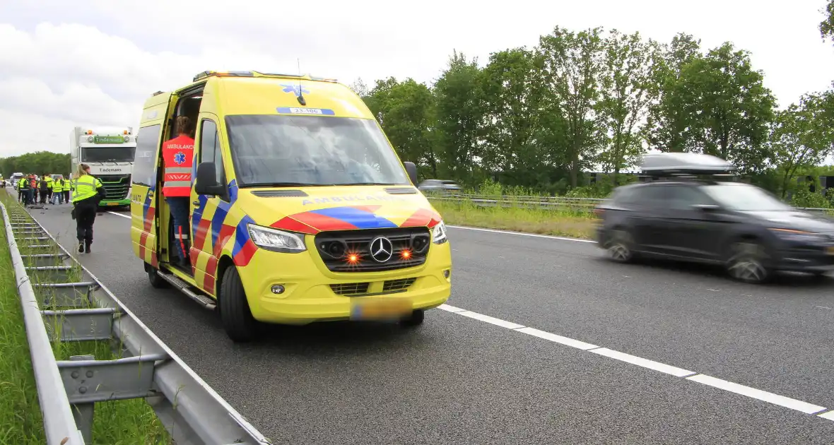 Zware aanrijding tussen bestelbus en vrachtwagen - Foto 2