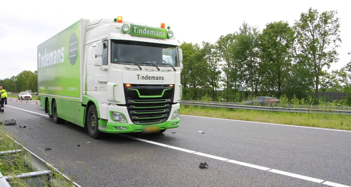 Zware aanrijding tussen bestelbus en vrachtwagen - Foto 3