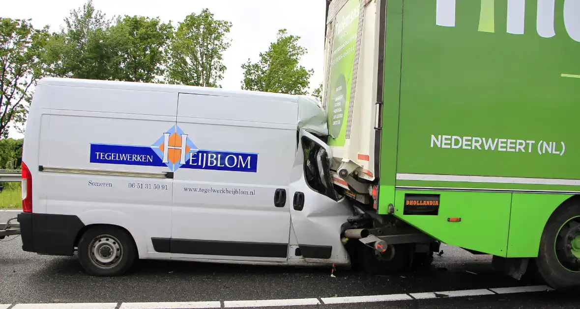 Zware aanrijding tussen bestelbus en vrachtwagen - Foto 4