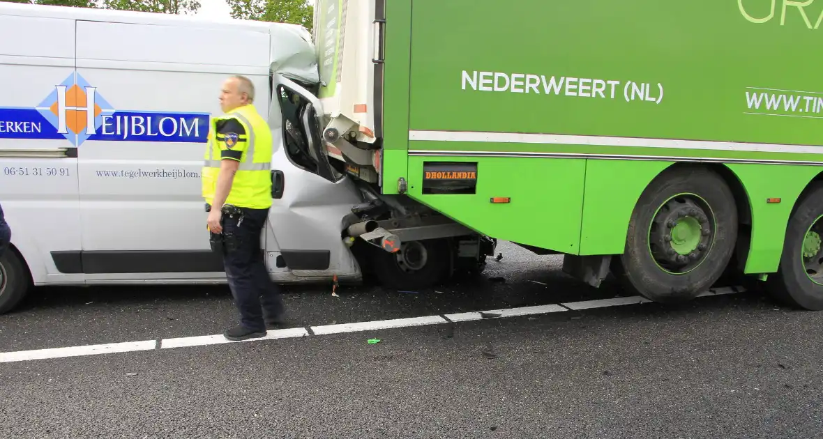 Zware aanrijding tussen bestelbus en vrachtwagen - Foto 5