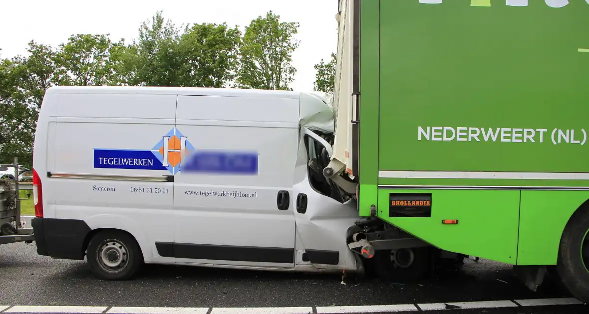 Zware aanrijding tussen bestelbus en vrachtwagen - Foto 6